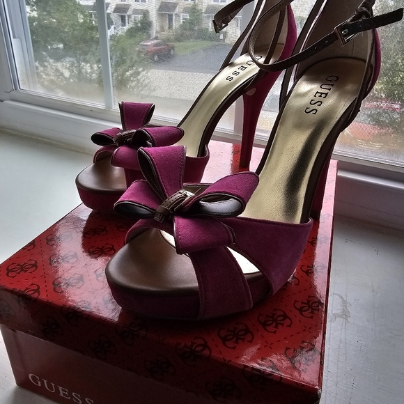 Guess GWSABRILLE2 suade/leather pink heels with bows and buckles. Size 8.5 - Picture 3 of 6